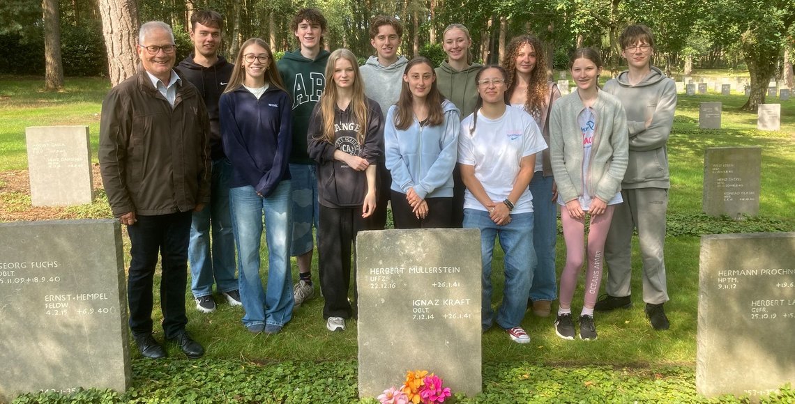 Landesvorsitzender Dietmar Werstler mit Jugendlichen des Workcamps in Cannock Chase 2025