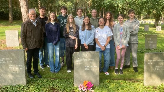 Landesvorsitzender Dietmar Werstler mit Jugendlichen des Workcamps in Cannock Chase 2025
