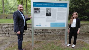 Landesgeschäftsführer Matthias Sobotta und Bildungsreferentin Anke Büttgen an der ersten Tafel