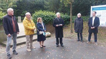 Einweihung der Geschichts- und Erinnerungstafel zum Thema Flucht und Vertreibung auf dem Osterholzer Friedhof 