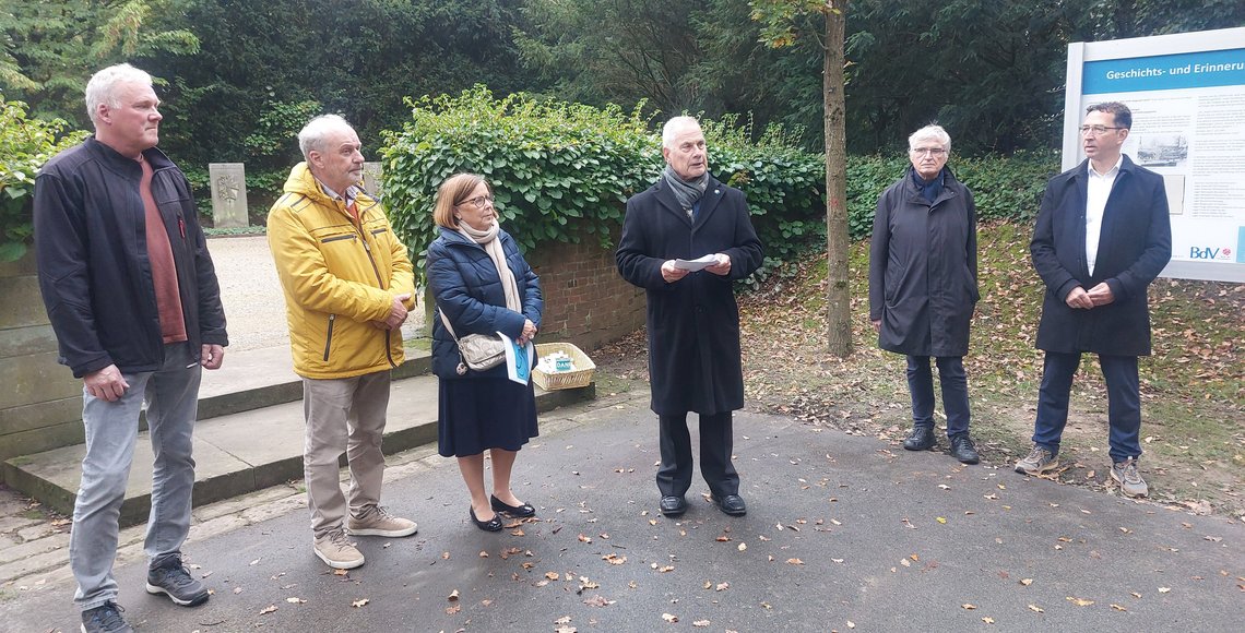 Einweihung der Geschichts- und Erinnerungstafel zum Thema Flucht und Vertreibung auf dem Osterholzer Friedhof 