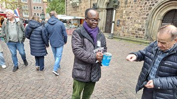 Vorstandsmitglied des LV Bremen und Mitglied der Bremischen Bürgerschaft Elombo Bolayela bei der Auftaktsammlung