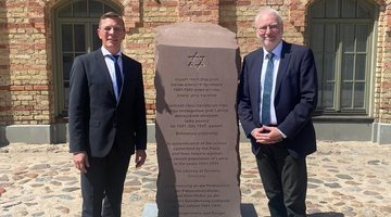 Frank Imhoff, Präsident der Bremischen Bürgerschaft (l.) und Dr. Thomas vom Bruch, Abgeordneter der Bremischen Bürgerschaft und stellv. Landesvorsitzender des Landesverbandes Bremen (r.) bei der Einweihung des Gedenksteines in Riga. Der Stein erinnert an die während des Holocaust in Lettland ermordeten Juden.