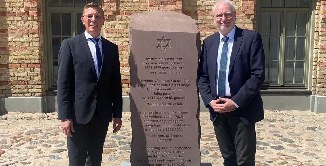 Frank Imhoff, Präsident der Bremischen Bürgerschaft (l.) und Dr. Thomas vom Bruch, Abgeordneter der Bremischen Bürgerschaft und stellv. Landesvorsitzender des Landesverbandes Bremen (r.) bei der Einweihung des Gedenksteines in Riga. Der Stein erinnert an die während des Holocaust in Lettland ermordeten Juden.