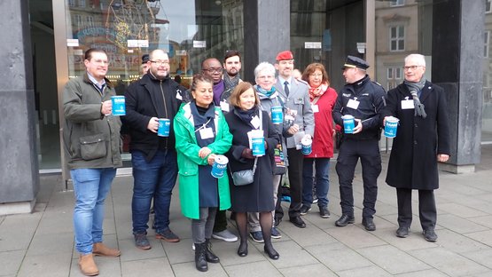 Sammlerinnen und Sammler der Auftaktsammlung des Volksbundes in Bremen 2025