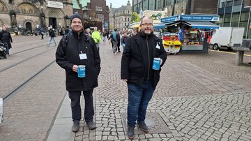 Stellvertretender Vorsitzender des LV Bremen und Mitglied der Bremischen Bürgerschaft Michael Jonitz (r) und Mitarbeiter der Landesgeschäftsstelle Jan Scotland (l) bei der Sammlung